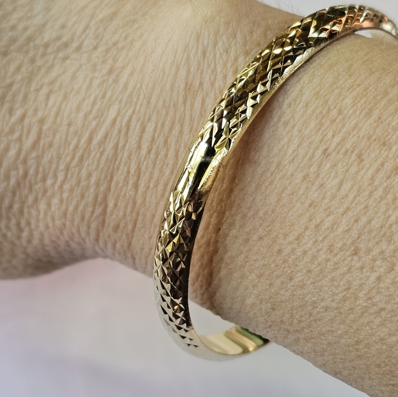 Classic 18k Gold over Sterling Silver Bangle! ✨️ Diamond Cut! - Picture 4 of 5